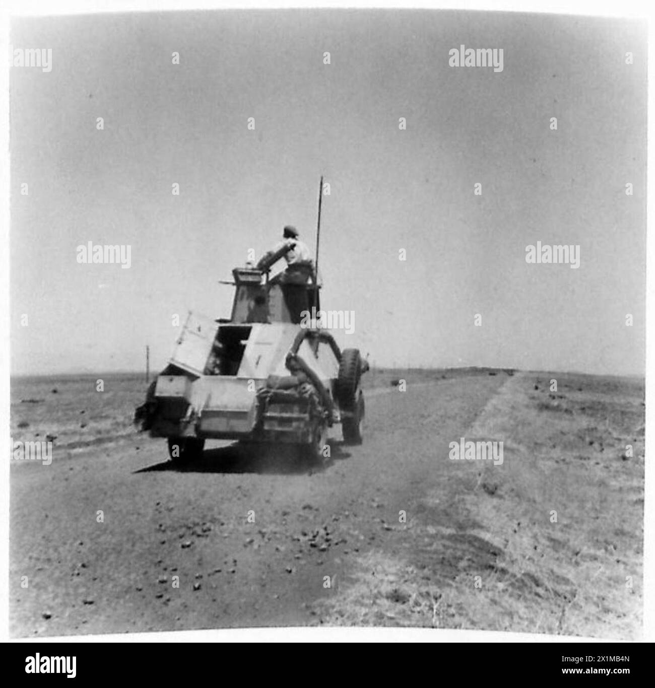 Une voiture blindée de l'armée britannique se déplace le long de la route vers Damas pendant l'avance en Syrie. Banque D'Images