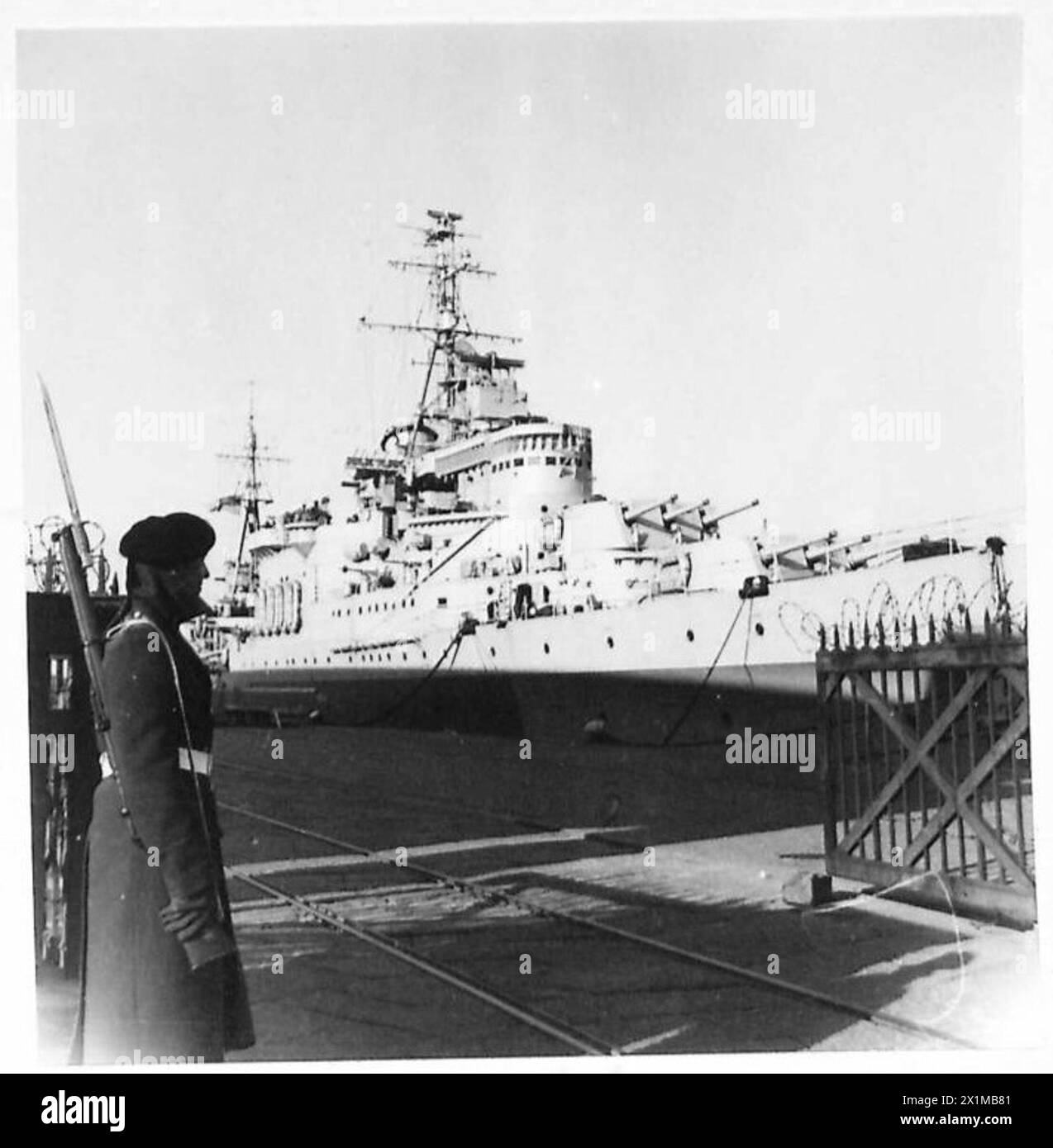 Les troupes de l'armée britannique ont visité le croiseur HMS Liverpool, où un Marine a monté la garde près de l'entrée pendant que le navire était amarré, démontrant la coordination navale-militaire. Banque D'Images