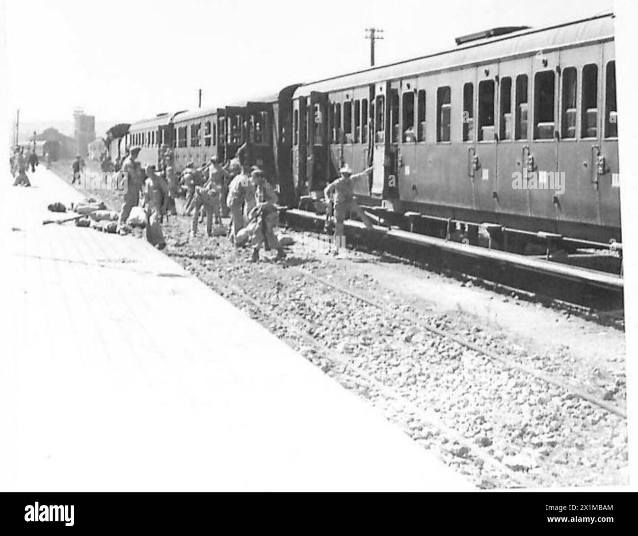 Un train de troupes de l'armée britannique arrive à la gare centrale de Syracuse sur les chemins de fer siciliens. Banque D'Images