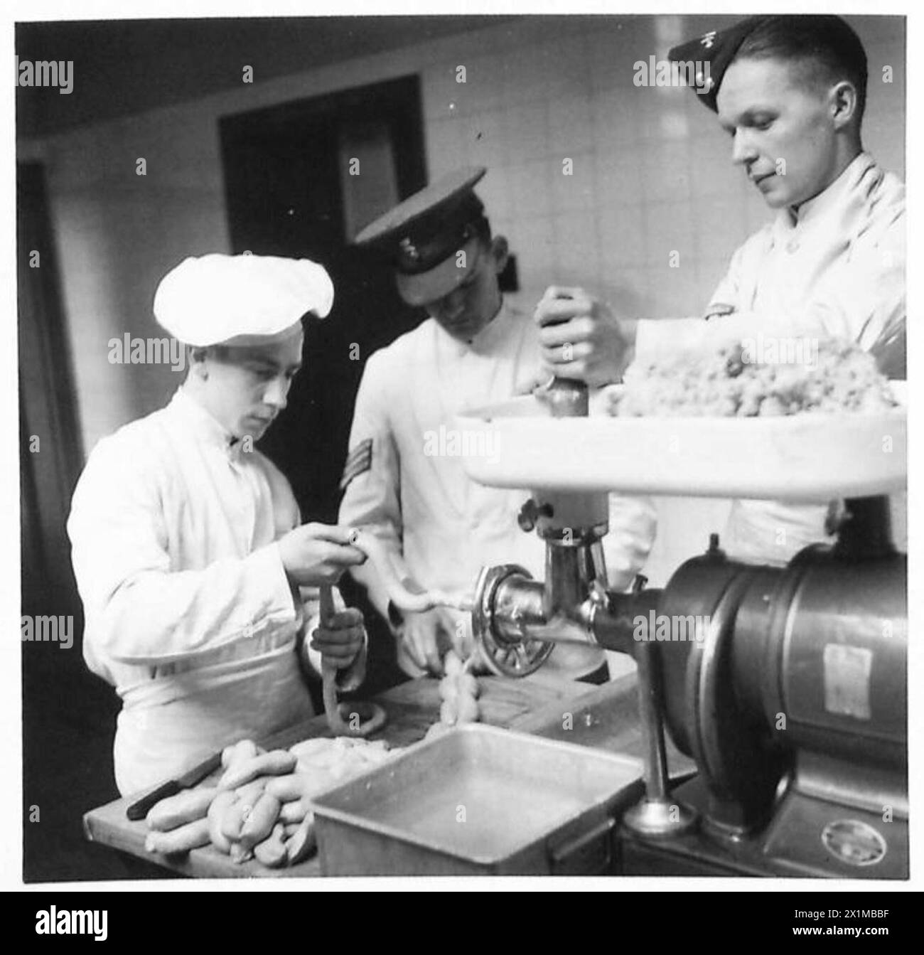 ÉVITER LE GASPILLAGE - les cuisiniers de l'armée font des saucisses à partir de viande et de pain laissés par les repas précédents, armée britannique Banque D'Images