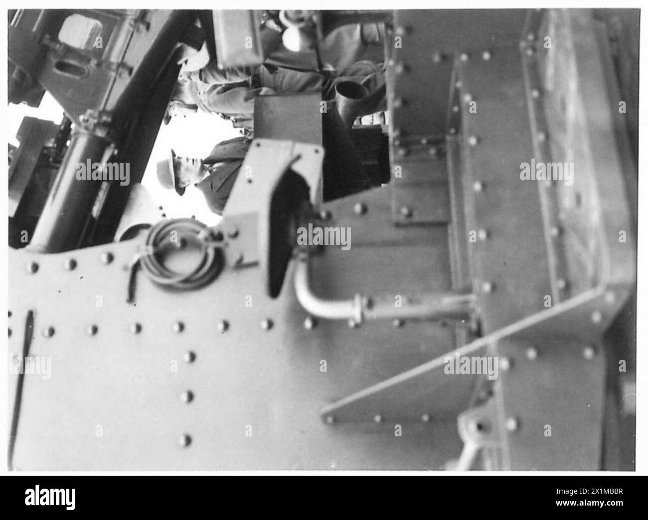 Le secrétaire d'État rend visite à un commandement antiaérien et parle avec un artilleur utilisant un canon A.A. de l'armée britannique. Banque D'Images