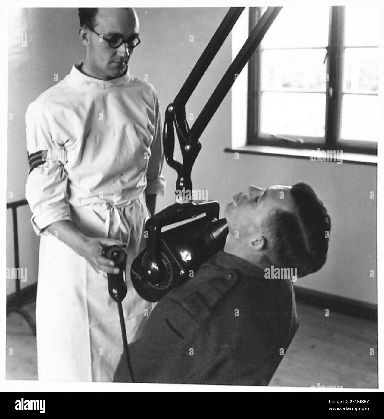 Une radiographie est prise d'un cas dentaire compliqué dans un centre dentaire de l'armée britannique, qui fait partie des opérations du service dentaire de l'armée. Banque D'Images Une radiographie est prise d'un cas dentaire compliqué dans un centre dentaire de l'armée britannique, qui fait partie des opérations du service dentaire de l'armée. Banque D'Images
