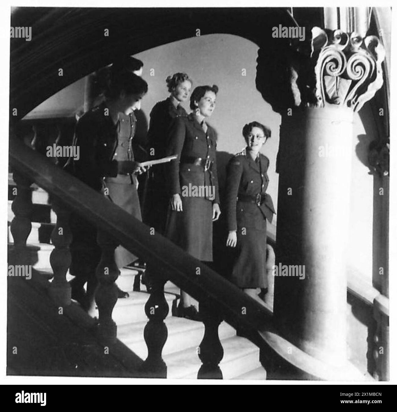 Les officiers juniors de l'ATS suivent des cours de recyclage au Holloway College, Egham, y compris des conférences, des salles privées et des terrasses, illustration de la formation et de l'éducation au sein de l'armée britannique. Banque D'Images
