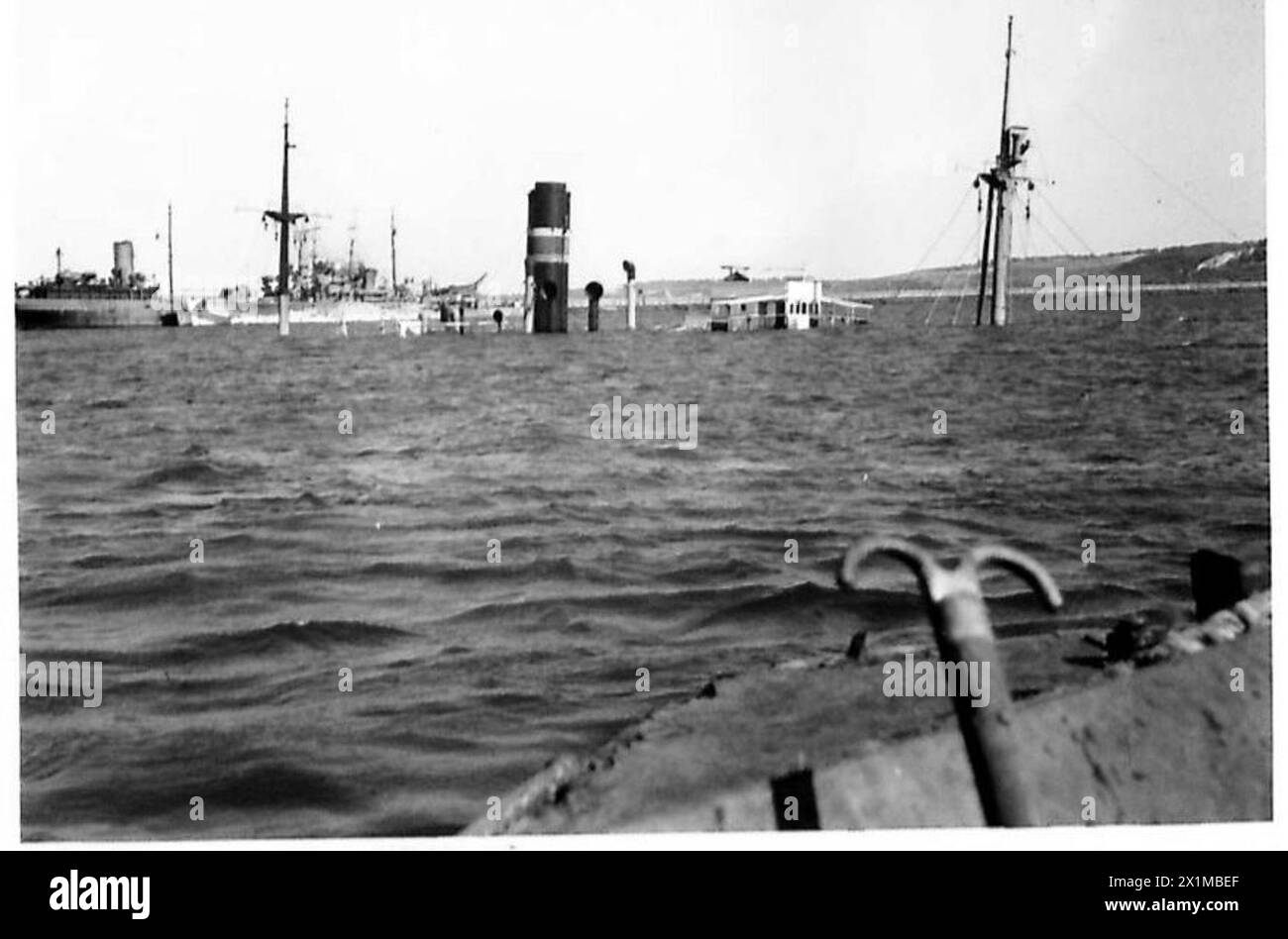 Des navires coulés obstruent l'entrée du port de Bizerte, représentant des blocus navals en temps de guerre lors des opérations de l'armée britannique en Afrique du Nord, en Sicile, en Italie, dans les Balkans et en Autriche entre 1942 et 1946. Banque D'Images