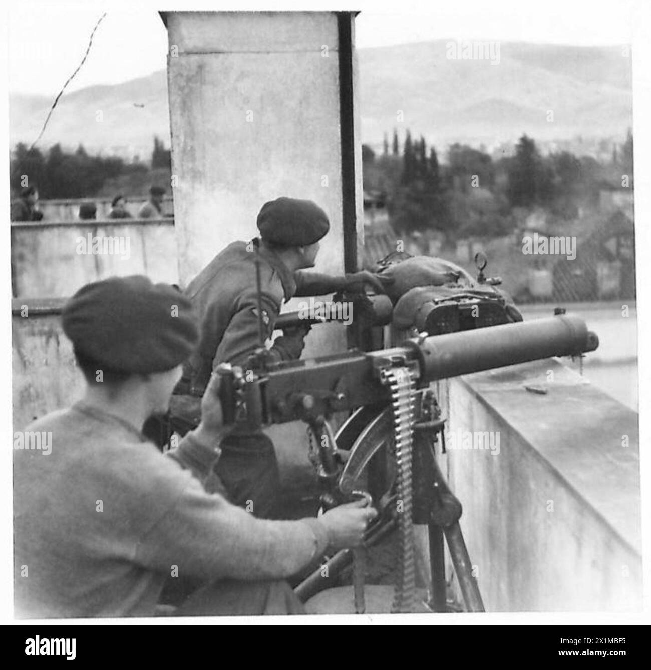Les parachutistes tirent des mitrailleuses Vickers depuis le toit du bâtiment K.K.E. sur la place de la Constitution, à Athènes, pendant la guerre civile grecque, impliquant le soutien de l'armée britannique. Banque D'Images