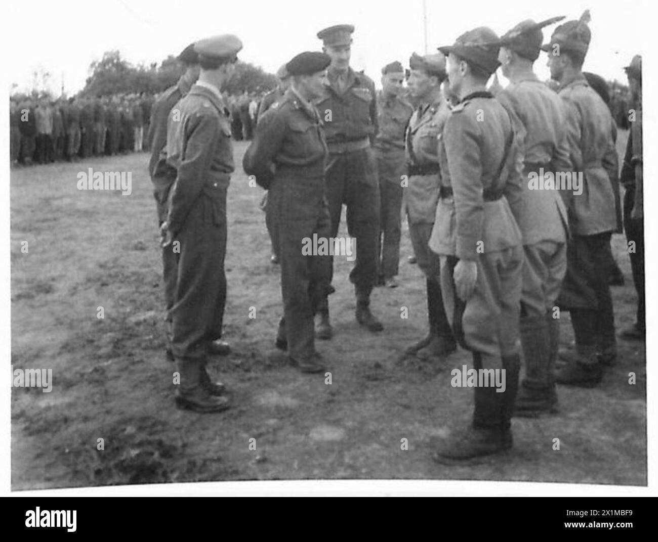 LES CAMPS DE PERSONNES DÉPLACÉES EN ALLEMAGNE - le maréchal Montgomery inspecte le personnel du camp polonais de personnes déplacées à Haldern, un district de Rees. Il est accompagné d'officiers supérieurs de l'armée britannique comme le général John Crocker, commandant du 1er corps (à gauche de Montgomery). Le maréchal Bernard Montgomery s'est rendu dans la zone du 1er corps (Rhede, Allemagne) et a visité divers lieux d'intérêt, notamment un camp de personnes déplacées polonais à Haldern, le pont permanent sur le Rhin à Rees et un camp de DP russe à Hamminkeln, British Army, Montgomery, Bernard Law, Crocker, John Tredinnick Banque D'Images