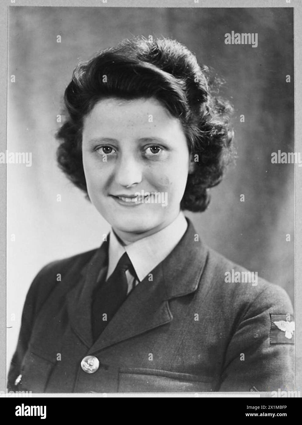 Le caporal Alice Horton, B.E. M., a secouru un artilleur arrière piégé d'un avion Wellington en feu près de la salle de contrôle de vol en octobre 1943, faisant preuve de courage et de dévouement au devoir. Banque D'Images