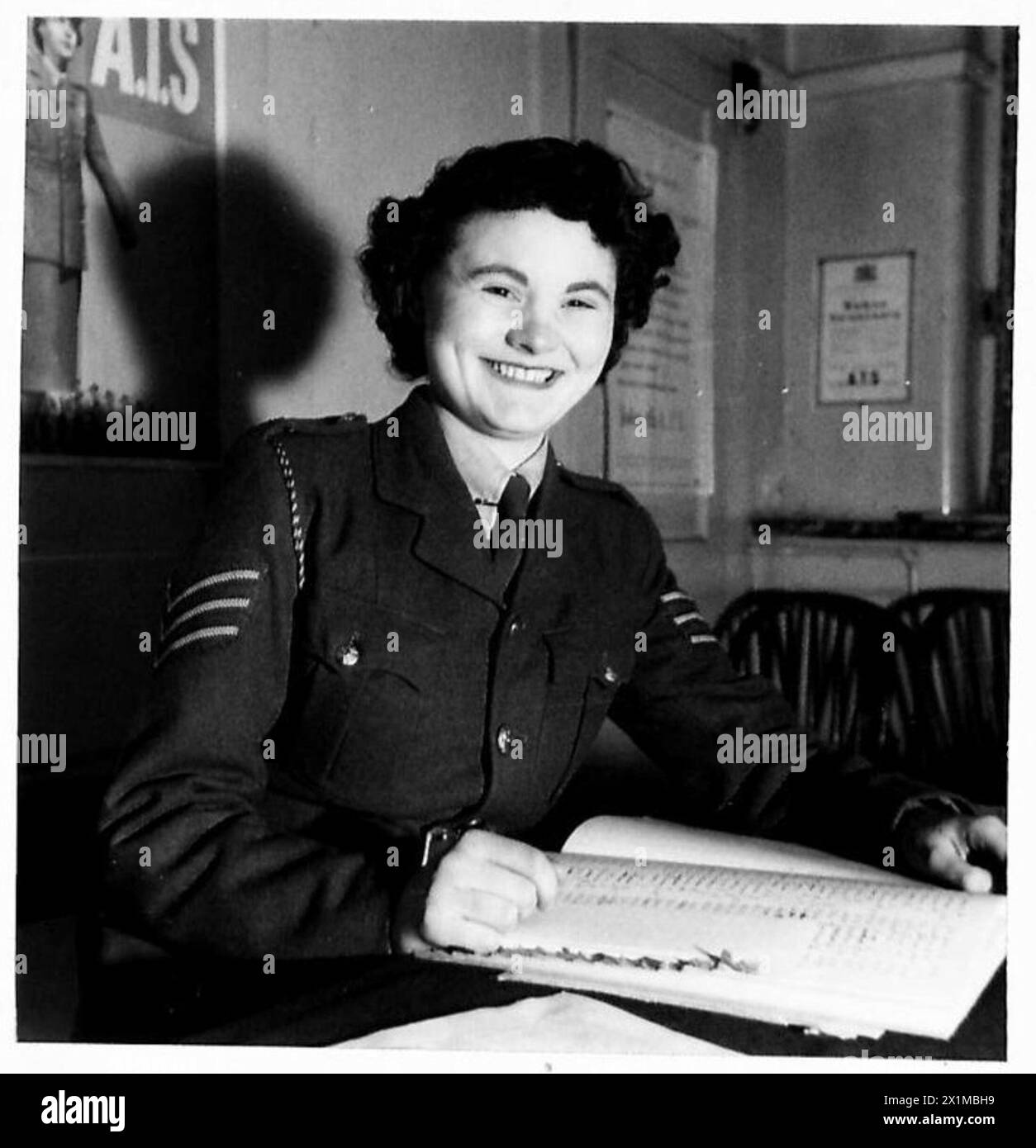 Le sergent Peggy Niblett de Broadlane, Birmingham, est impliqué dans le recrutement de caporaux pour le Service territorial auxiliaire de l'armée britannique. Banque D'Images