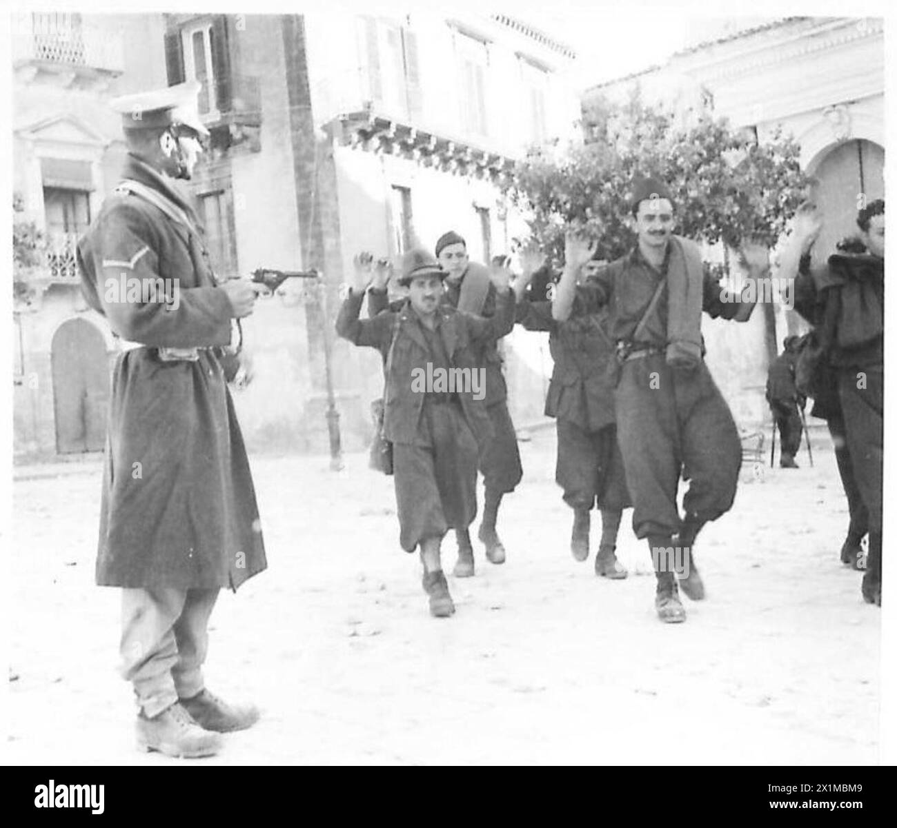 Les soldats italiens se rendent à un policier militaire à Palazzolo lors de l'invasion de la Sicile, armée britannique. Banque D'Images
