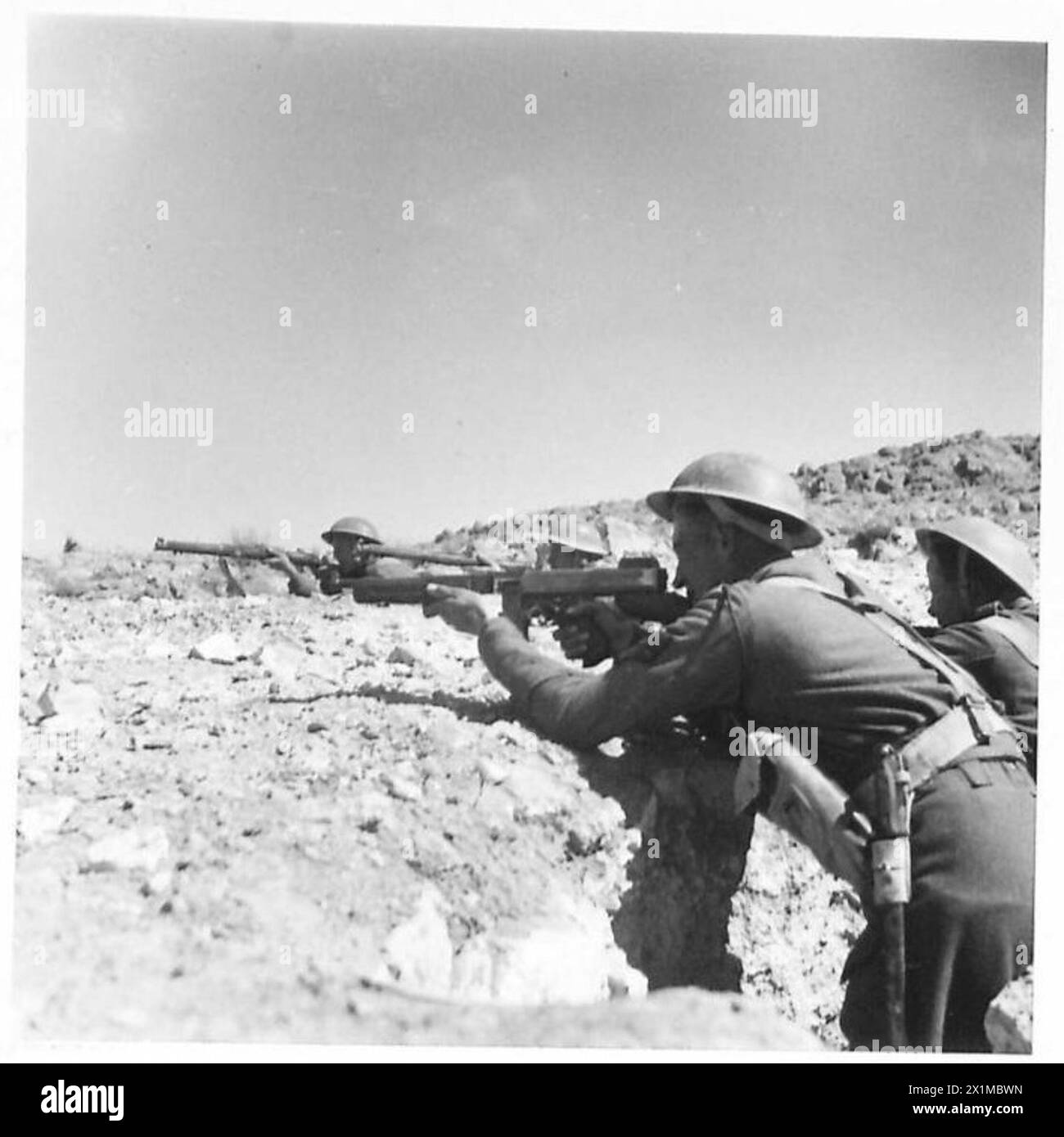 Personnel du régiment occupant une position défensive sur une colline, armée britannique. Banque D'Images