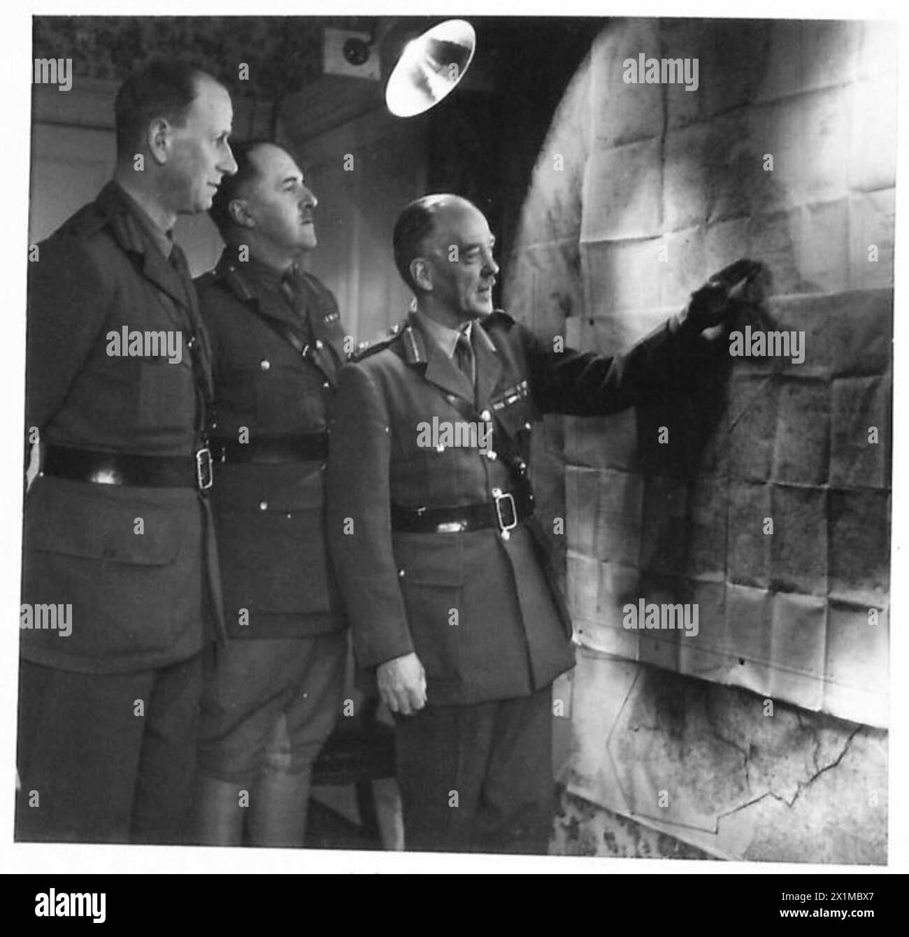 Lieut. Le général Sir R. Harold Carrington, GOC Scottish Command, est photographié avec le major-général H.M. Gale et le brigadier T.N.F. Wilson, de l'armée britannique, supervisant l'administration et les opérations. Banque D'Images