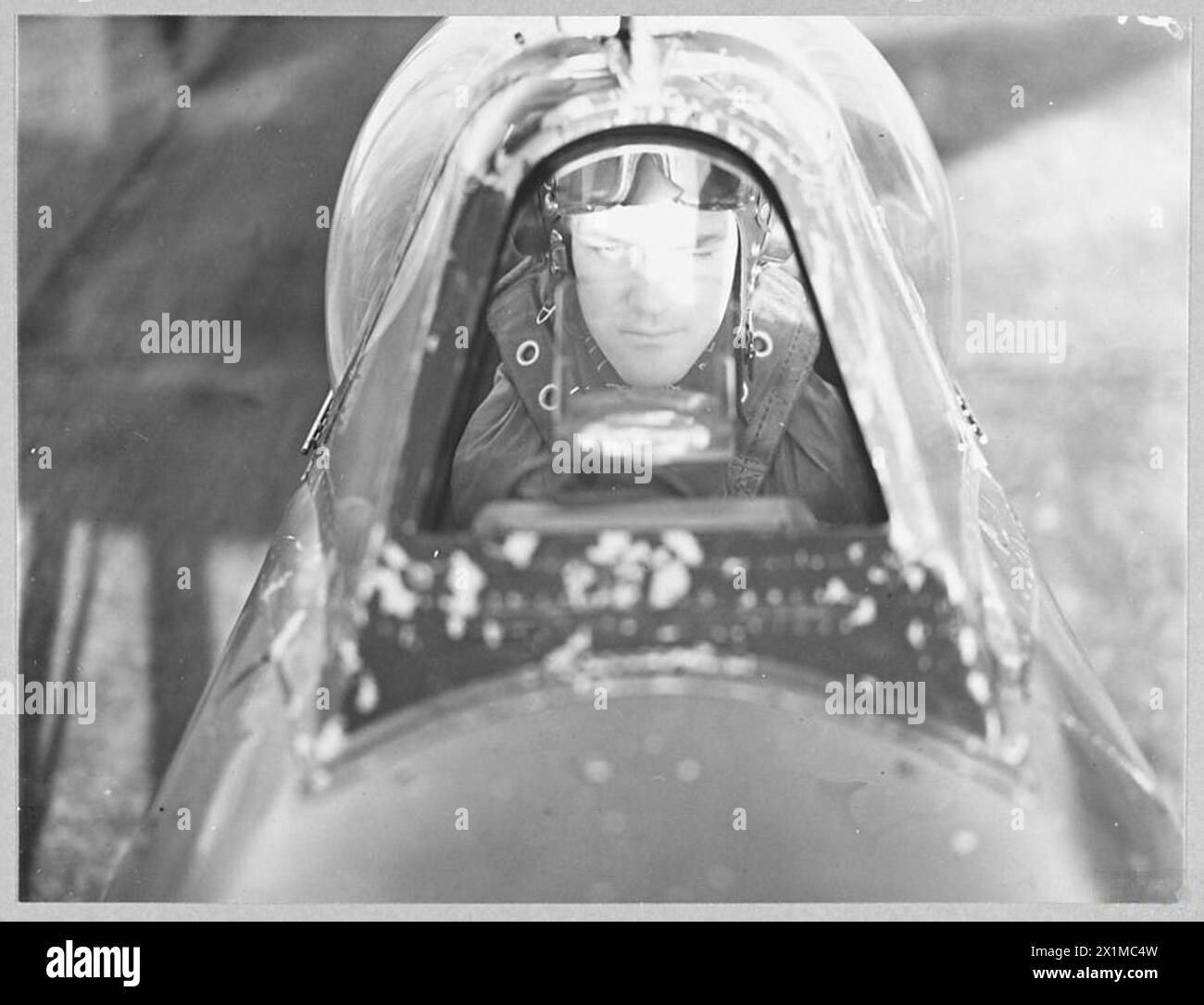 CHEF D'ESCADRON R.A.F. AVEC 10 1/2 MORTS À SON CRÉDIT SIGNALÉ DISPARU - (photo publiée en 1943) Chef d'escadron Hugo Armstrong, DFC si Bar, crédité de 10 1/2 avions détruits, trois probables et trouvés endommagés. Il a récemment été porté disparu, Royal Air Force Banque D'Images