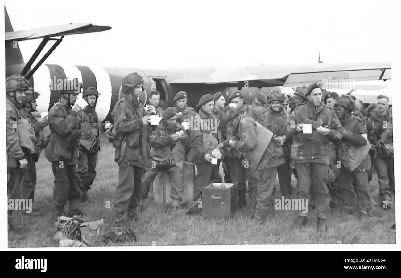 JOUR J - FORCES BRITANNIQUES LORS DE L'INVASION DE LA NORMANDIE le 6 JUIN 1944 - les troupes de la 6e brigade d'atterrissage aérienne attendent aux côtés de leurs planeurs Horsa un aérodrome de la RAF avant de décoller pour la Normandie dans le cadre du deuxième soulèvement de la 6e division aéroportée dans la soirée du 6 juin 1944. Les troupes aéroportées admirent les graffitis craie sur le flanc de leur planeur alors qu’elles se préparent à s’envoler dans le cadre du deuxième largage sur la Normandie dans la nuit du 6 juin 1944, British Army, 6th Airborne Division Banque D'Images