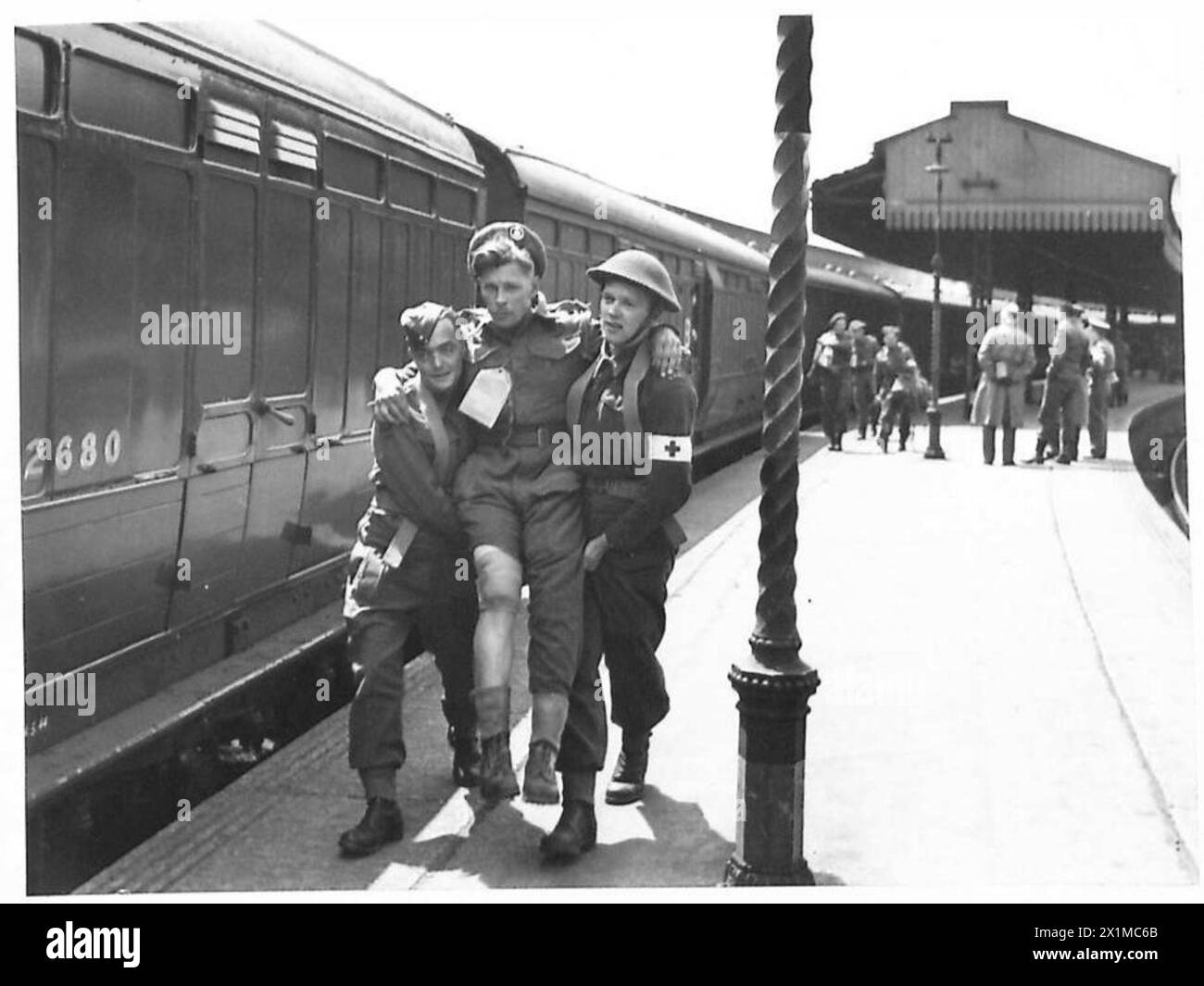 Un soldat britannique blessé avec une blessure à la jambe transporté à un train hospitalier après son arrivée de Normandie, armée britannique, 1944. Banque D'Images