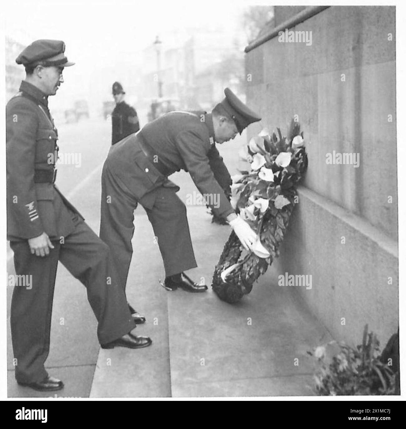 ATTACHÉ MILITAIRE CHINOIS - Lieutenant général Kewie, déposant sa couronne au cénotaphe, armée britannique Banque D'Images