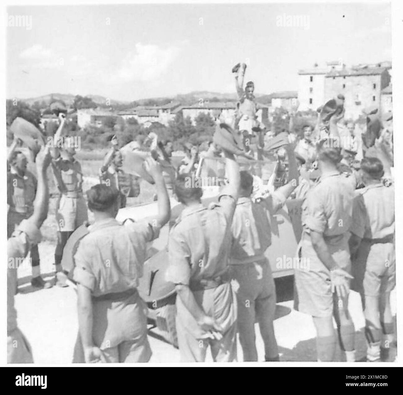 H.M. le Roi passe entre les soldats acclamés de la R.A.S.C. lors d'une visite au quartier général du 12 corps de la 8e armée, armée britannique. Banque D'Images