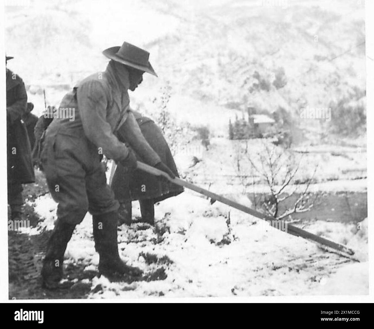 Les hommes de la 1966e compagnie A.P.C. (Bechuanaland) déneigent d'une route d'approvisionnement clé en Italie pendant les opérations de l'armée britannique de 1942 à 1946. Banque D'Images