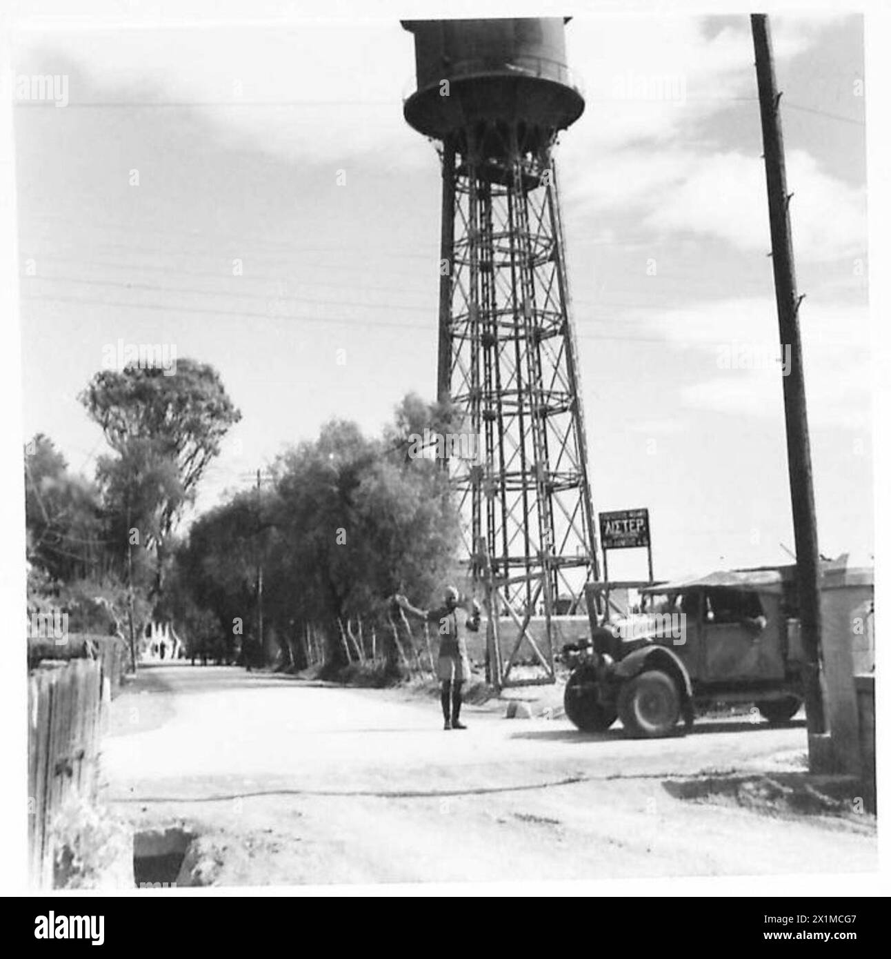 Un soldat Mahratta de l'armée britannique en service ponctuel à Chypre, maintenant la sécurité et l'observation. Banque D'Images