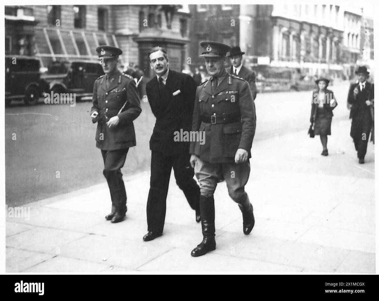 OFFICIERS DE GUERRE - Lord Gort, Mr. Anthony Eden (S. of S.) et le général Dill à Whitehall, armée britannique Banque D'Images