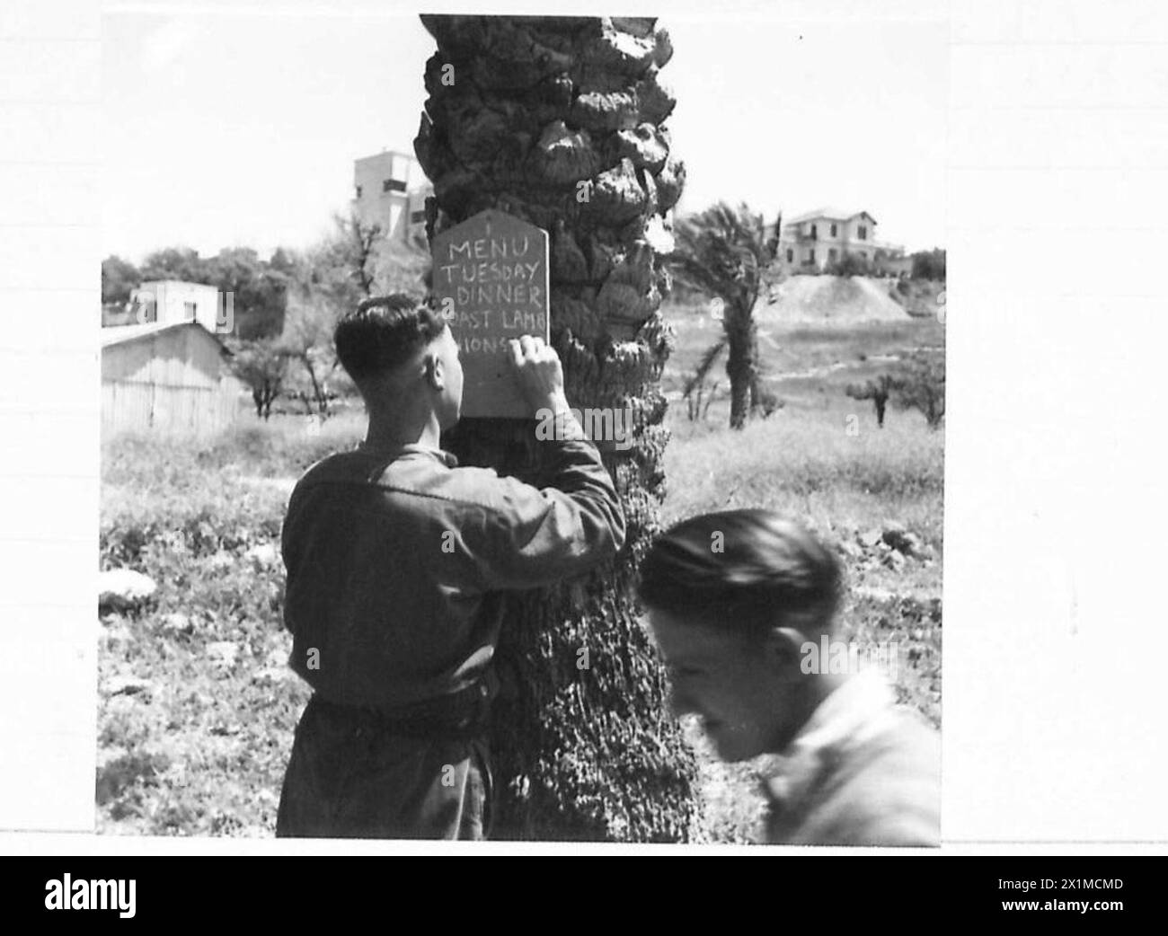 Le personnel de l'armée britannique à une batterie côtière au Liban prend ses repas à l'extérieur en raison du climat agréable. Cette pratique fait partie de leur routine quotidienne. Banque D'Images