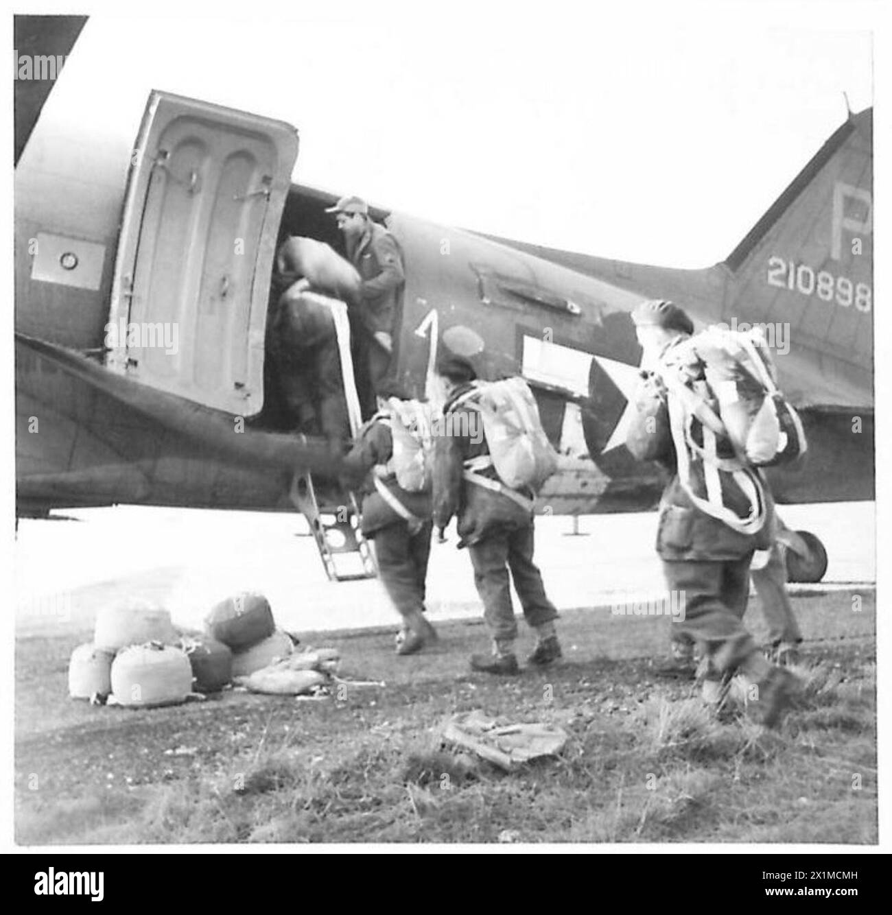 Les parachutistes de l'armée britannique montent à bord des avions en préparation d'une opération aéroportée, en préparation du déploiement. Banque D'Images