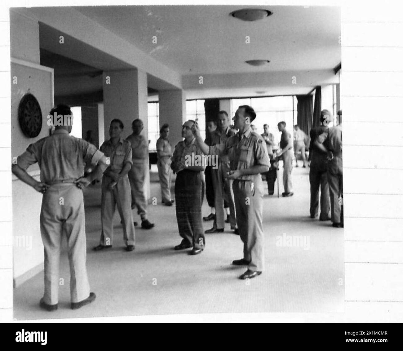 L'Alexander Club de Rome offre aux autres rangs de l'armée britannique une salle de jeux proposant fléchettes, tennis de table et billard, organisée par le W.V.S. Banque D'Images