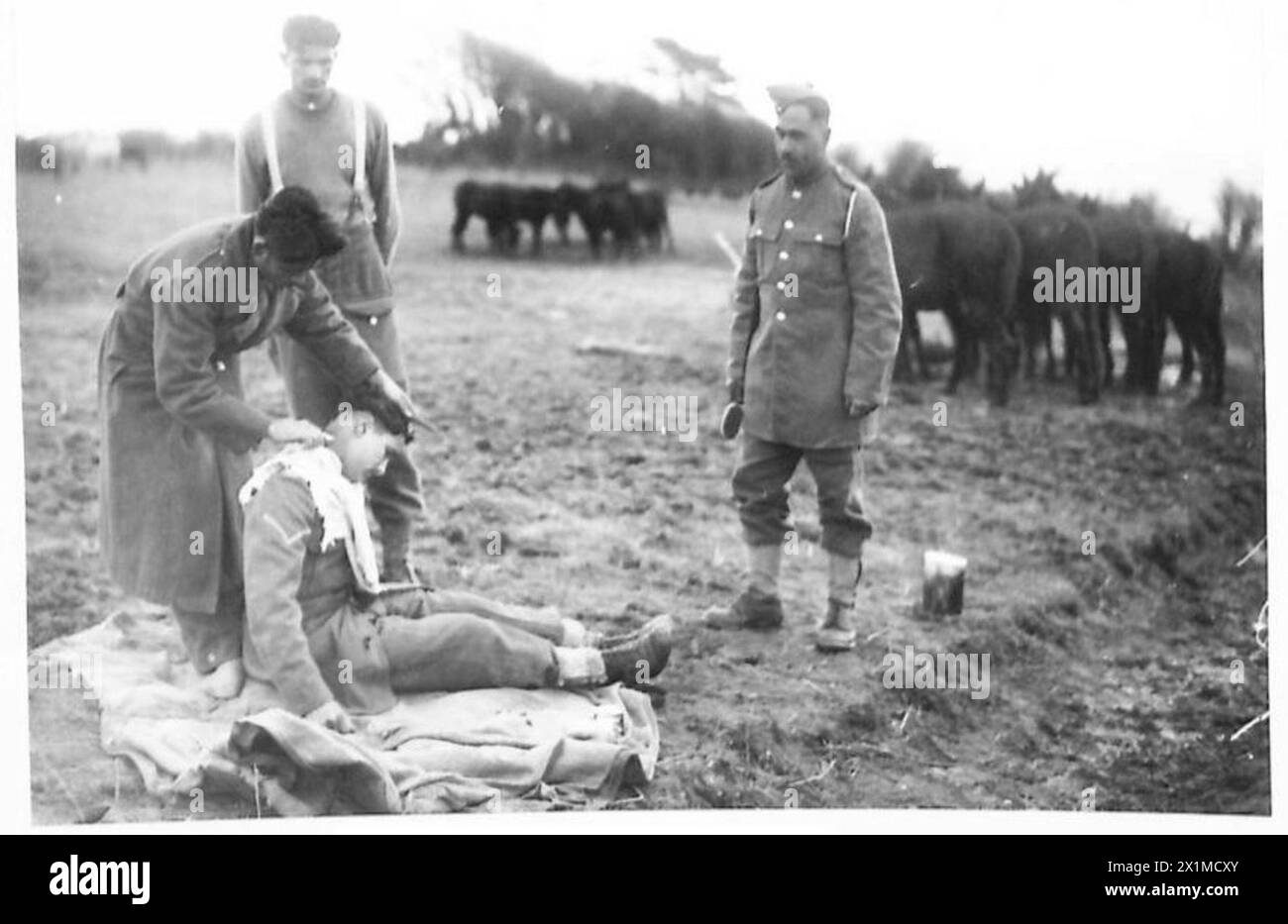 TROUPES INDIENNES EN ANGLETERRE - un barbier indien au travail, armée britannique Banque D'Images