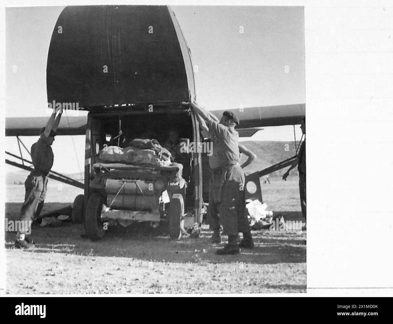 Les troupes aéroportées britanniques déchargent des magasins, des jeeps et un petit bulldozer des planeurs sur une piste d'atterrissage en Grèce, opérations de l'armée britannique. Banque D'Images