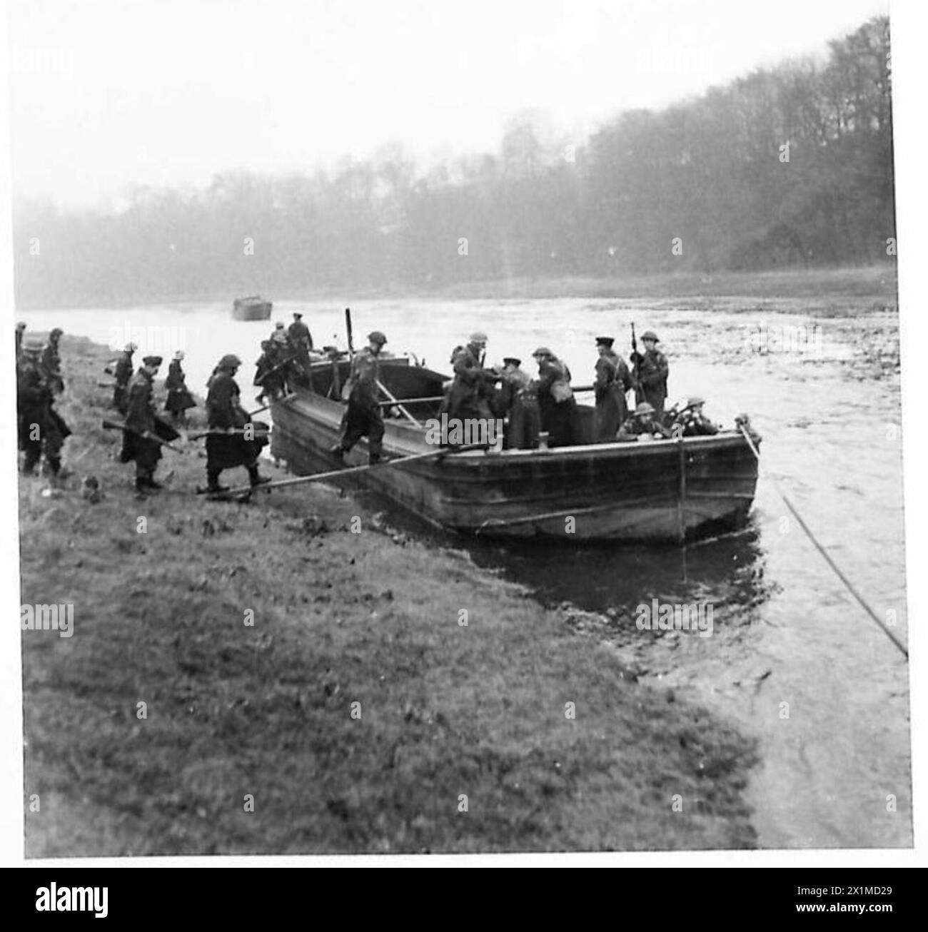 Les membres de la Home Guard sont montrés à bord d'une barge dans le cadre d'un exercice anti-invasion sur les voies navigables intérieures. L'image représente les préparatifs défensifs et l'entraînement pour les menaces potentielles en temps de guerre. Banque D'Images