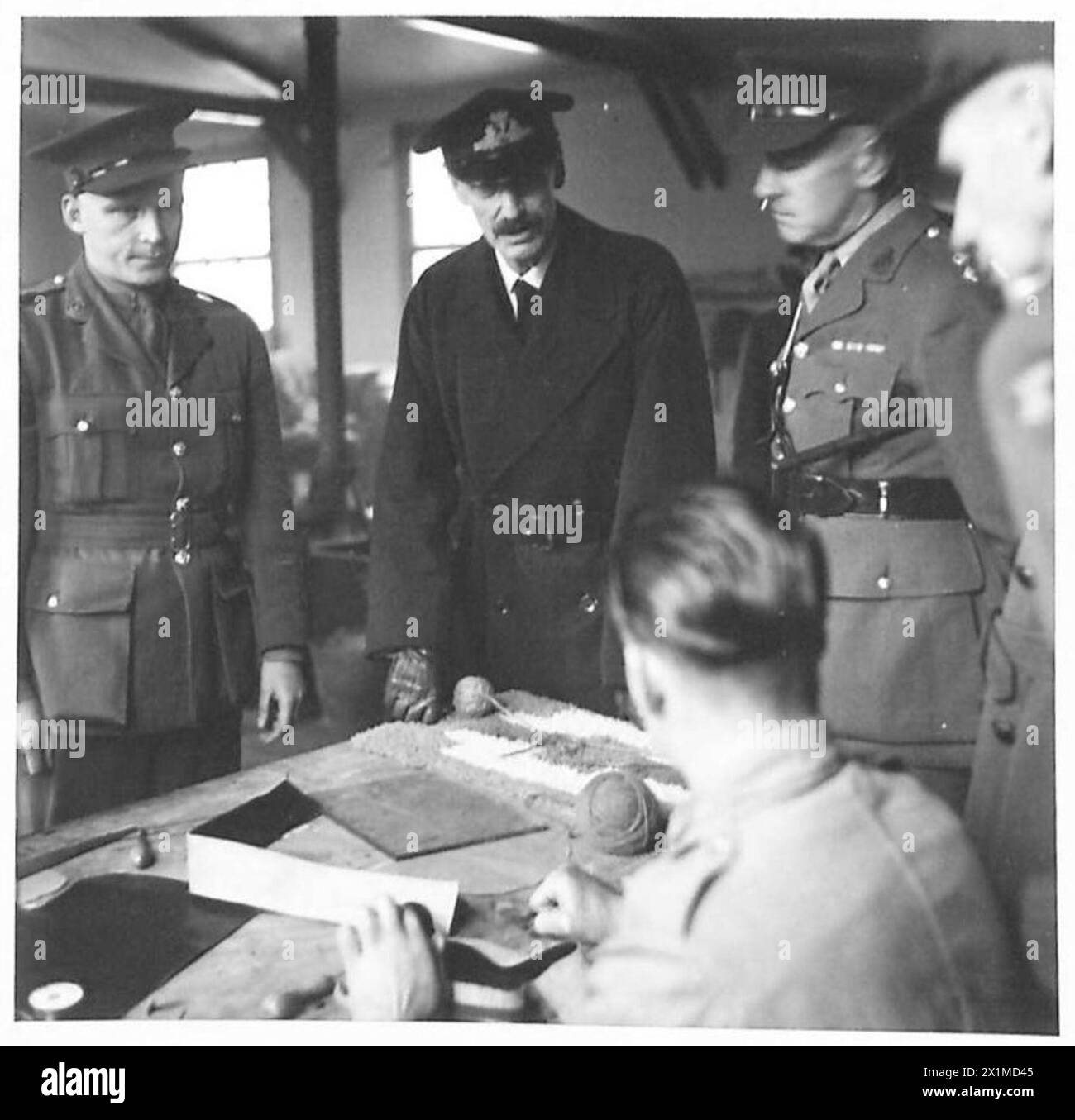 S.M. le roi Haakon de Norvège observe un soldat exécutant des arts et de l'artisanat dans une salle d'ergothérapie, aidant des soldats se rétablissant de blessures à la main, de l'armée britannique. Banque D'Images