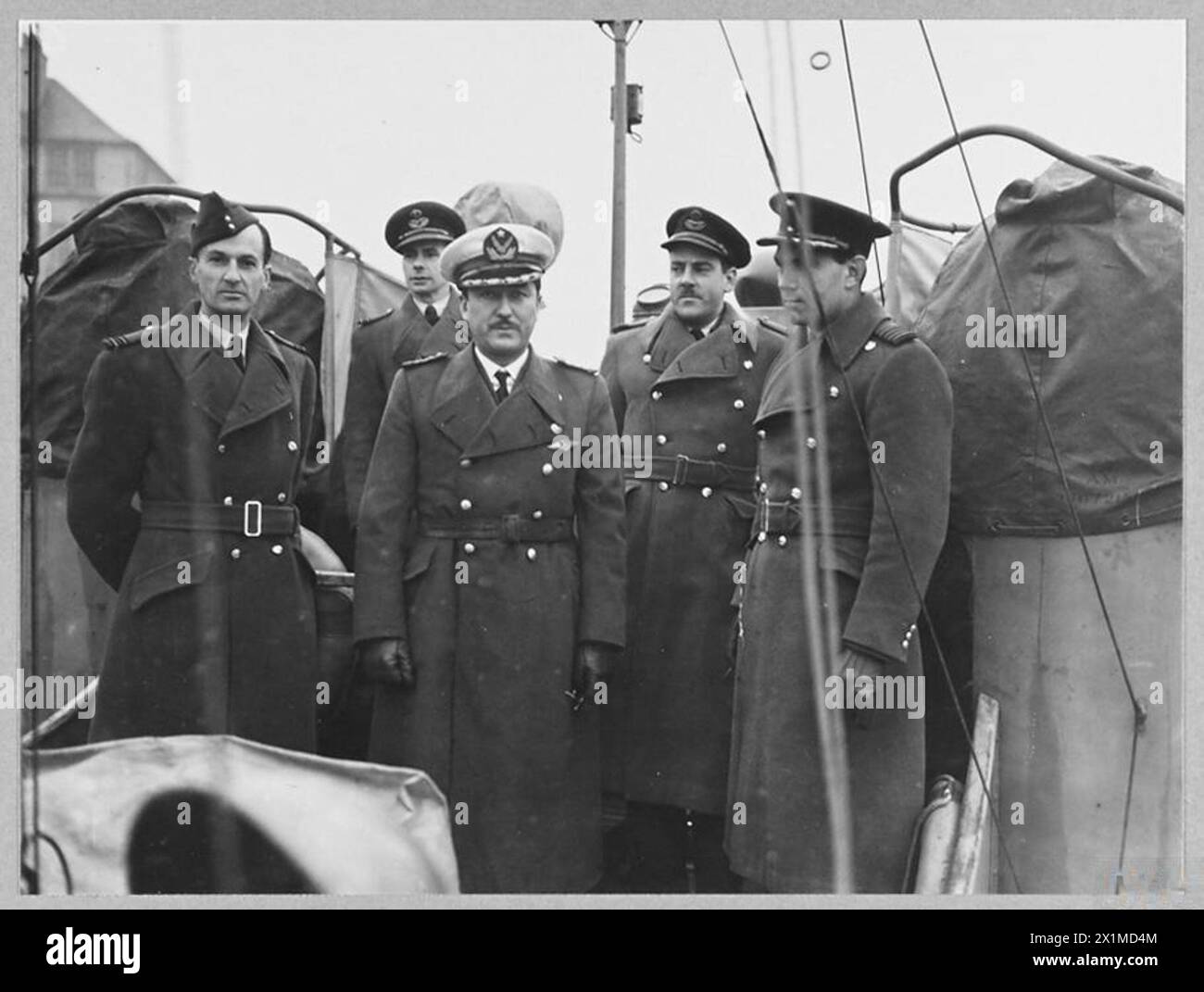 L'ATTACHE AÉRIENNE CHILIENNE VISITE LA STATION R.A.F. EN ÉCOSSE - photo (publiée en 1944) montre - L'attache aérienne chilienne - le commandant d'escadre Marcos Vega [troisième à partir de la droite] inspecte des engins marins du Service de sauvetage aérien/maritime lors d'une visite à une station R.A.F. en Écosse. Également sur la photo se trouvent le Flight Lieutenant Lloyd [à gauche], le Wing commander Barren [deuxième à partir de la droite] et le Group Captain R.L. Wallace, AFC., [à droite], Royal Air Force Banque D'Images
