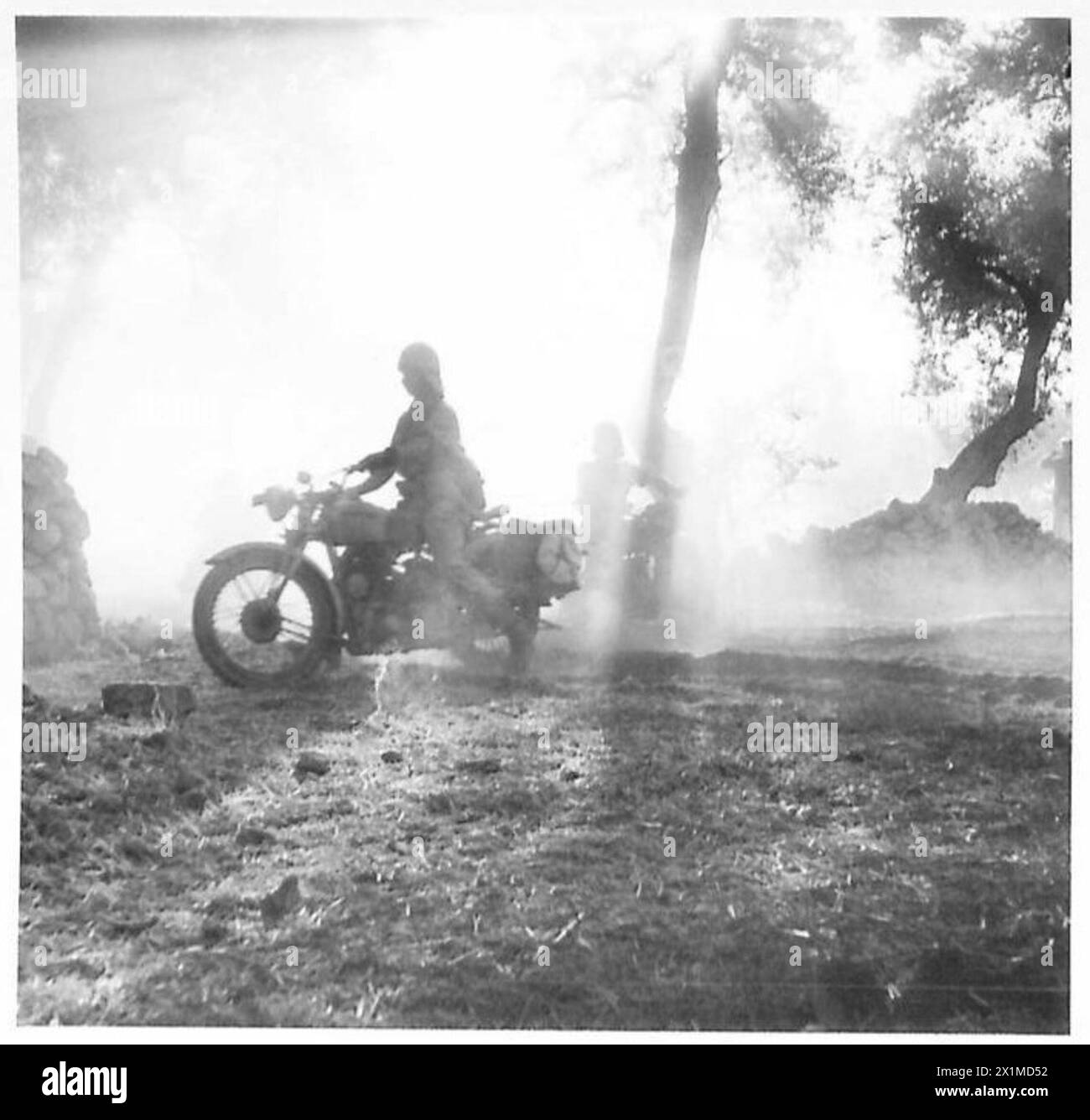 Pendant l'invasion de la Sicile, les troupes de l'armée britannique et les blindés se déplacent vers l'intérieur des terres depuis George Beach, avec un motocycliste en tête. Banque D'Images