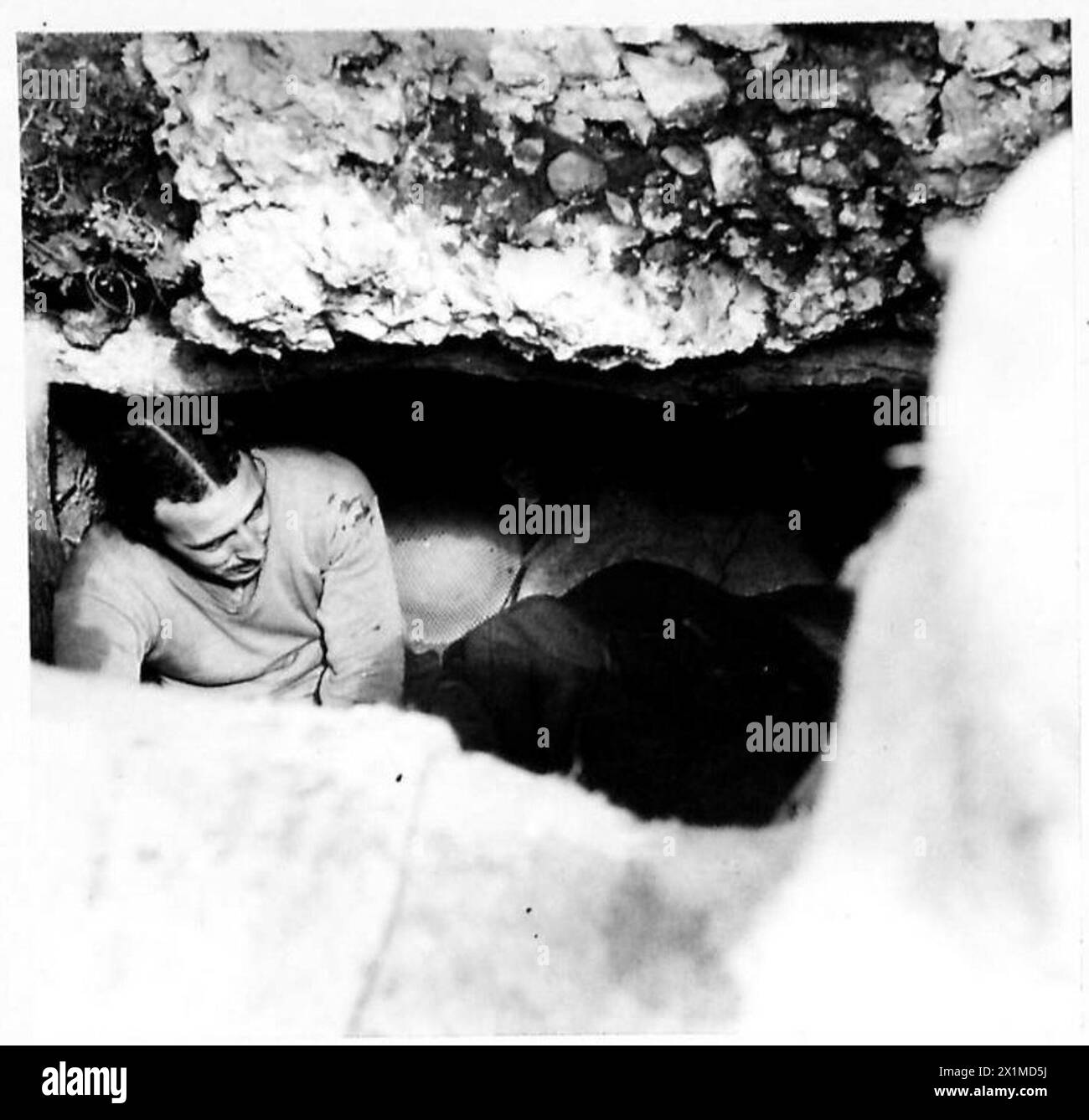 La compagnie 's' du 1er bataillon East Surreys occupe un creux appelé 'The Bowl' dans la zone de la Cinquième armée ; Pte. G. Salvage repose dans un creusement tout en se préparant à collecter des provisions la nuit. Banque D'Images