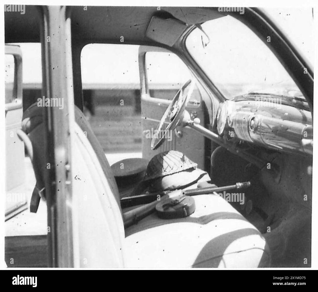Le chapeau en étain du général Sir Henry Wilson et Tommy Gun sont placés sur son siège de voiture à l'extérieur de la convention de paix britannique signée par les représentants de Vichy, l'armée britannique. Banque D'Images