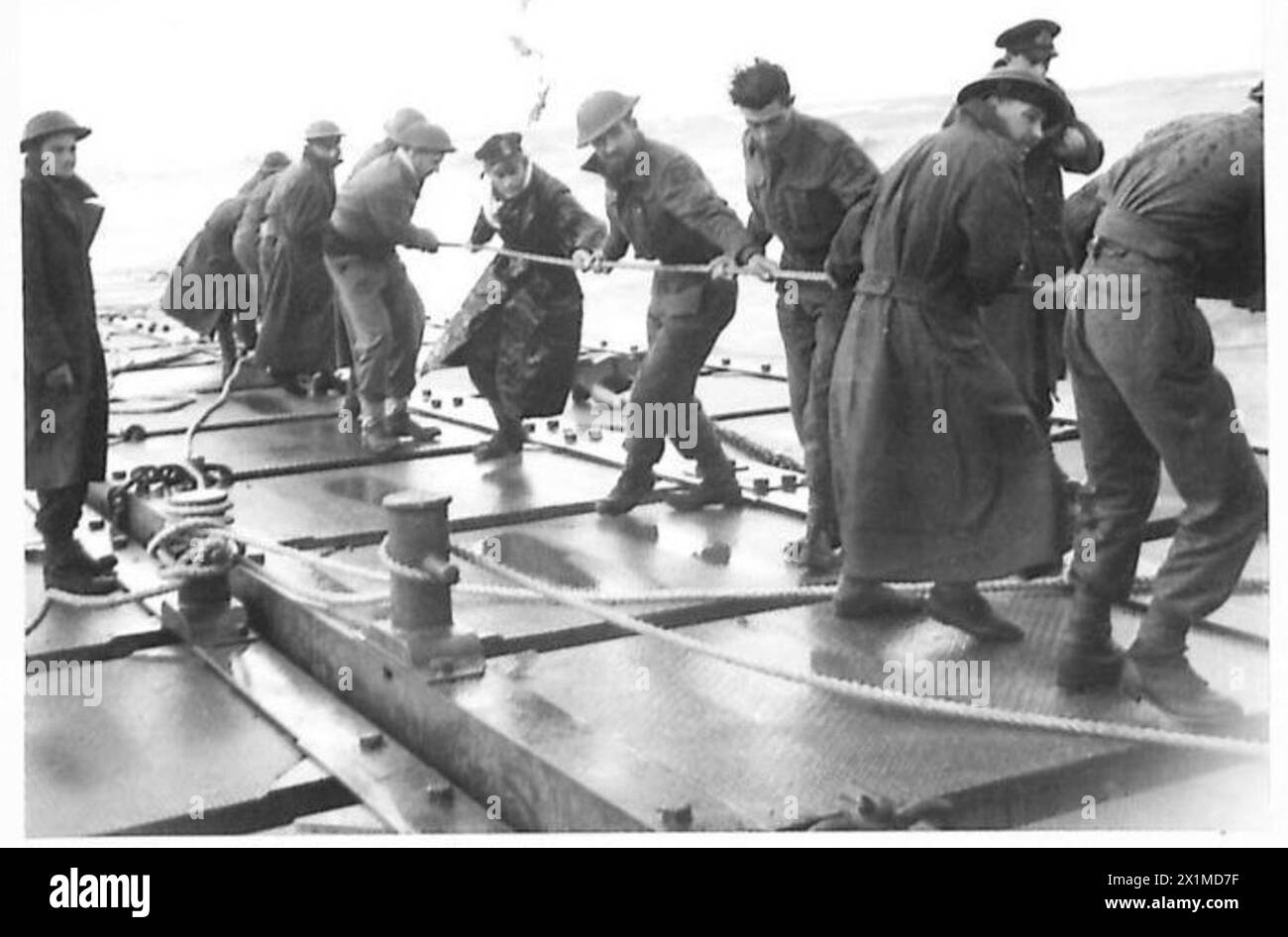 ITALIE : DÉBARQUEMENT ALLIÉ AU SUD DE ROME - marins essayant de maintenir le ponton en position dans la mer agitée, armée britannique Banque D'Images