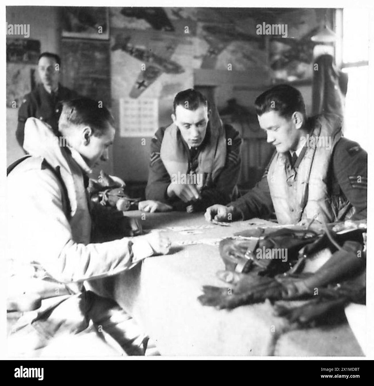 AVEC LE R.A.F. EN ÉCOSSE - les pilotes Spitfire jouent un jeu de cartes dans la cabane de dispersion en attendant un appel d'urgence pour prendre l'air à l'aérodrome Drem, armée britannique Banque D'Images