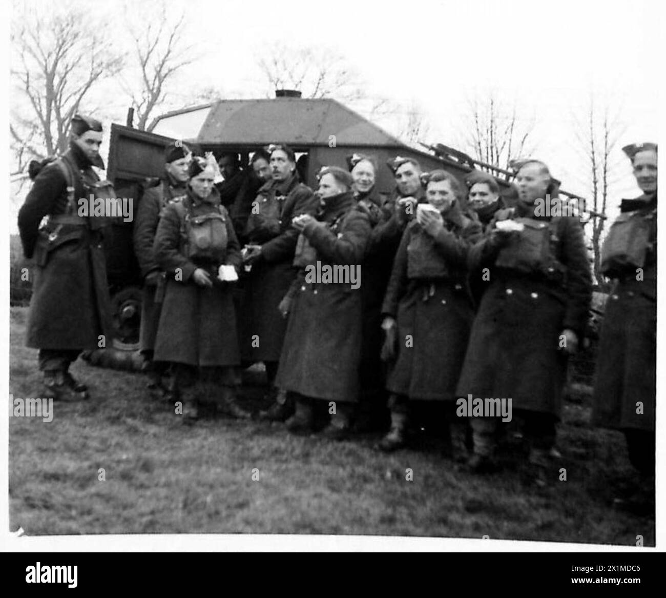 Des artilleurs du 76th Highland Field Regiment, de la 454th Battery, sont montrés manger des rations lors d'un exercice simulé de bataille à Bere Regis, dans l'armée britannique. Banque D'Images