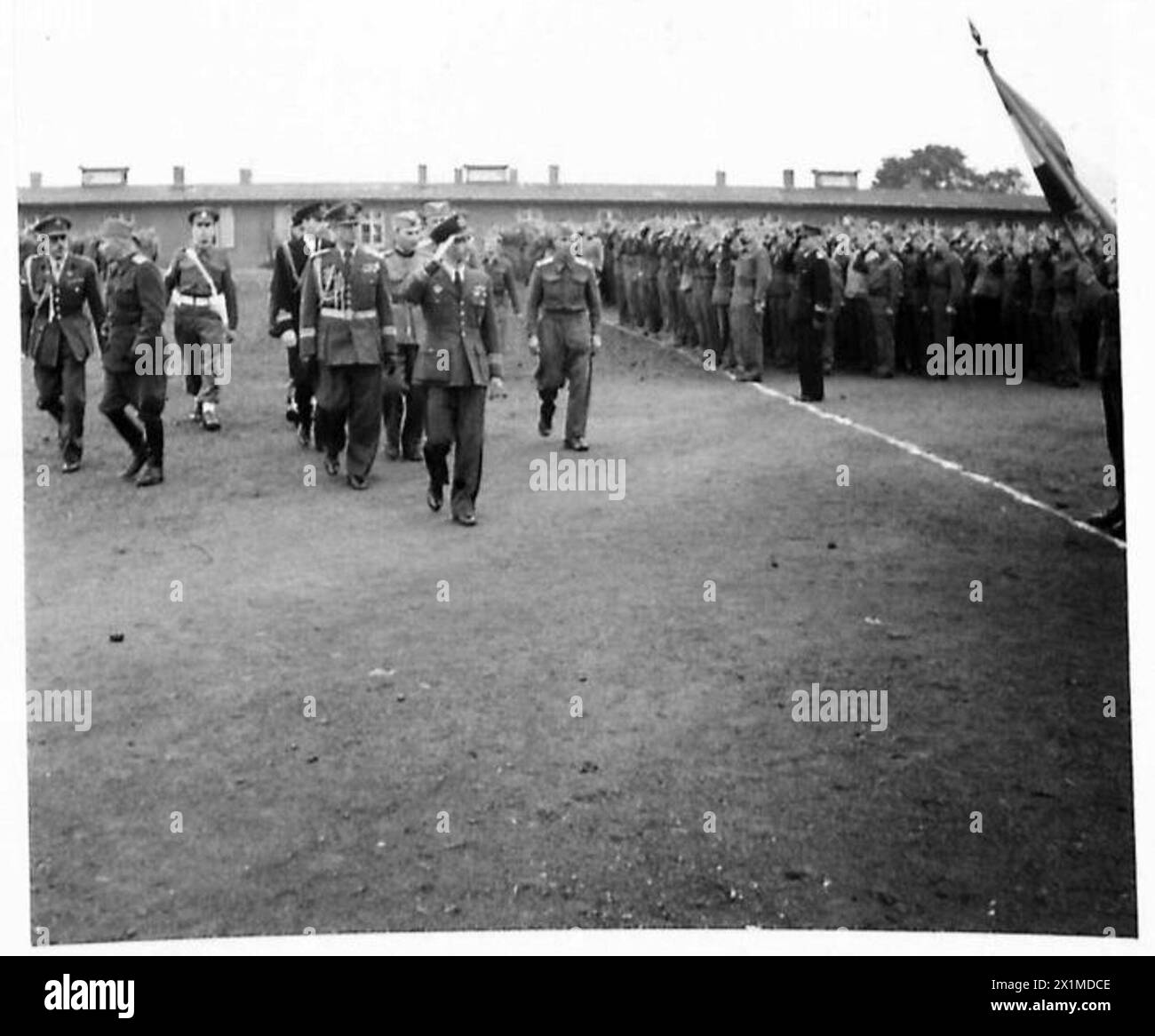 Le roi Pierre de Yougoslavie inspecte les prisonniers de guerre officiers yougoslaves lors d'une visite de l'armée britannique du Rhin. Banque D'Images