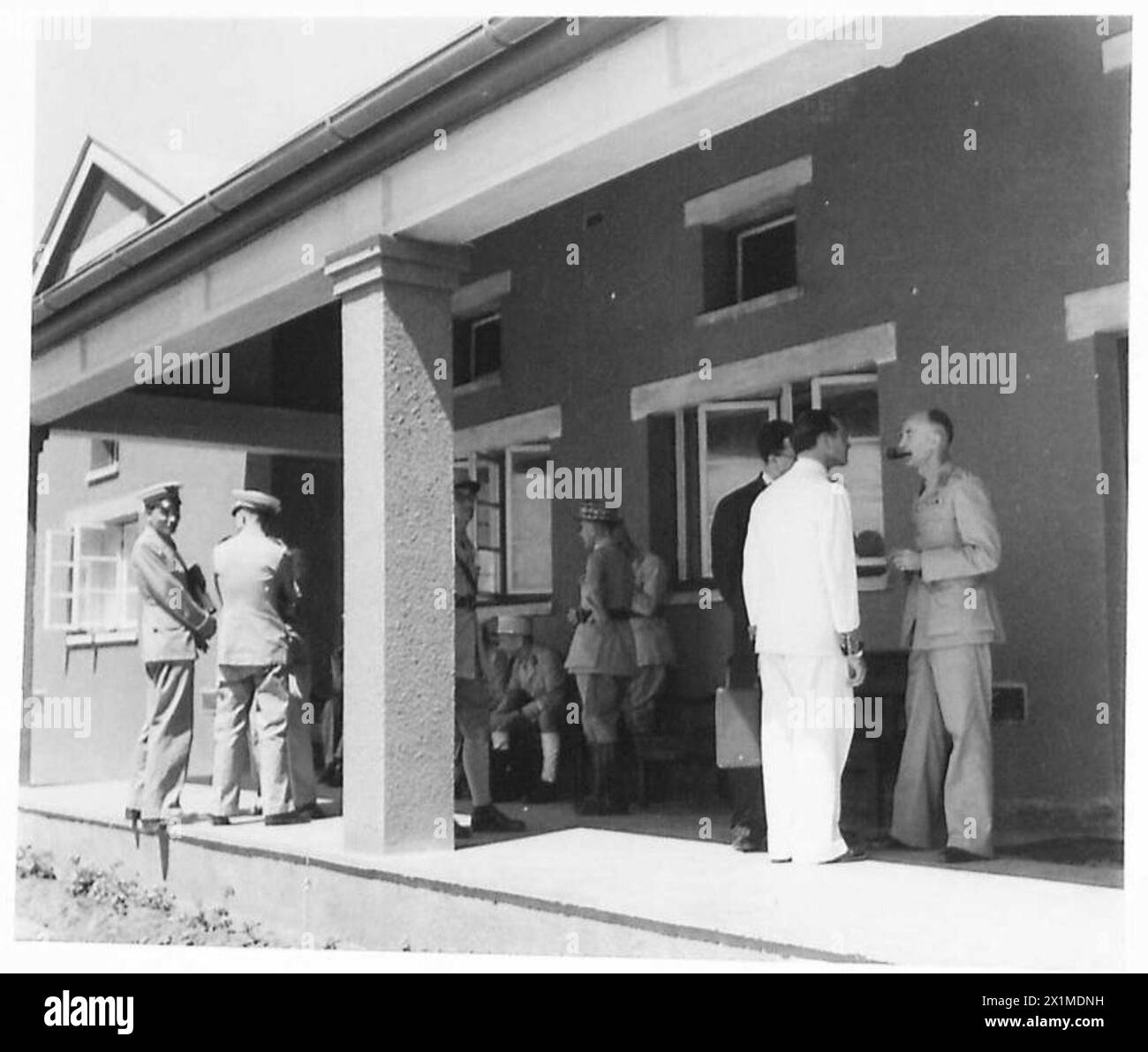 Les représentants de Vichy signent la Convention de paix britannique devant le bâtiment des conférences, British Army. Banque D'Images