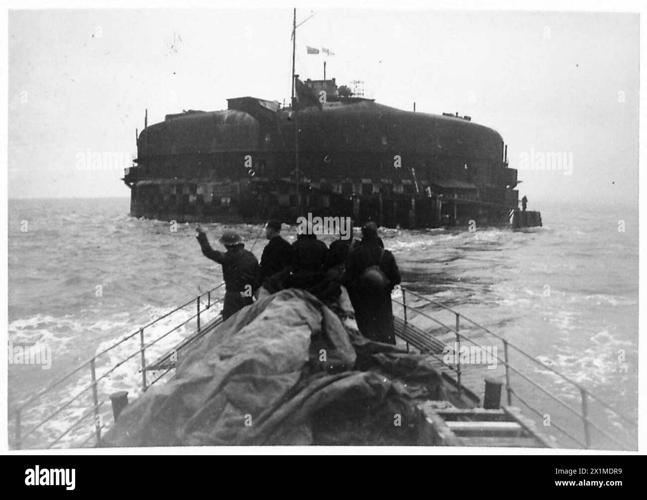 La photographie montre un fort le long du front de mer sous observation de l'armée britannique, illustrant l'infrastructure de défense côtière. Banque D'Images La photographie montre un fort le long du front de mer sous observation de l'armée britannique, illustrant l'infrastructure de défense côtière. Banque D'Images