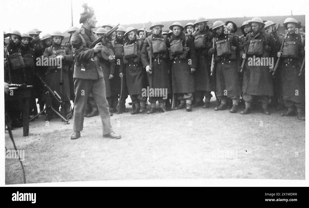 Des journalistes provinciaux observent une démonstration du canon Tommy, illustrant l'armement de l'armée et la formation aux armes dans l'armée britannique. Banque D'Images