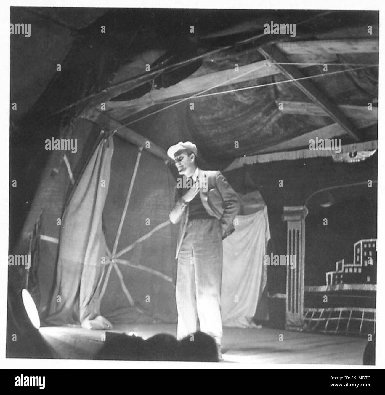 Tommy Trinder se produisant au Lowe's Theatre à San Vito pour le personnel de l'armée britannique qui a servi en Afrique du Nord, en Sicile, en Italie, dans les Balkans et en Autriche entre 1942 et 1946. Banque D'Images