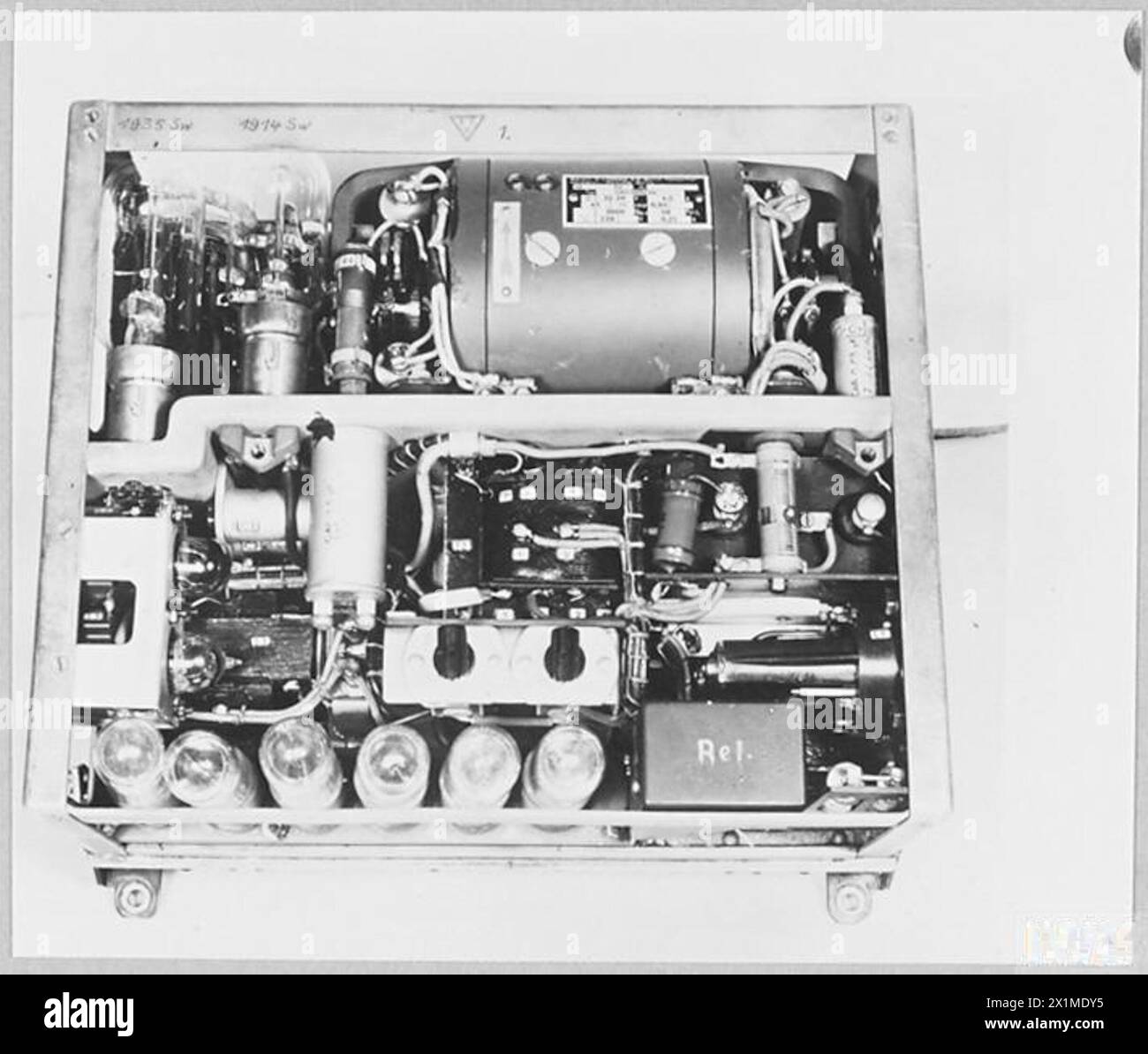 Un bloc d'alimentation FuG.102 est présenté comme faisant partie de l'équipement radio allemand, documenté par la Royal Air Force. Banque D'Images