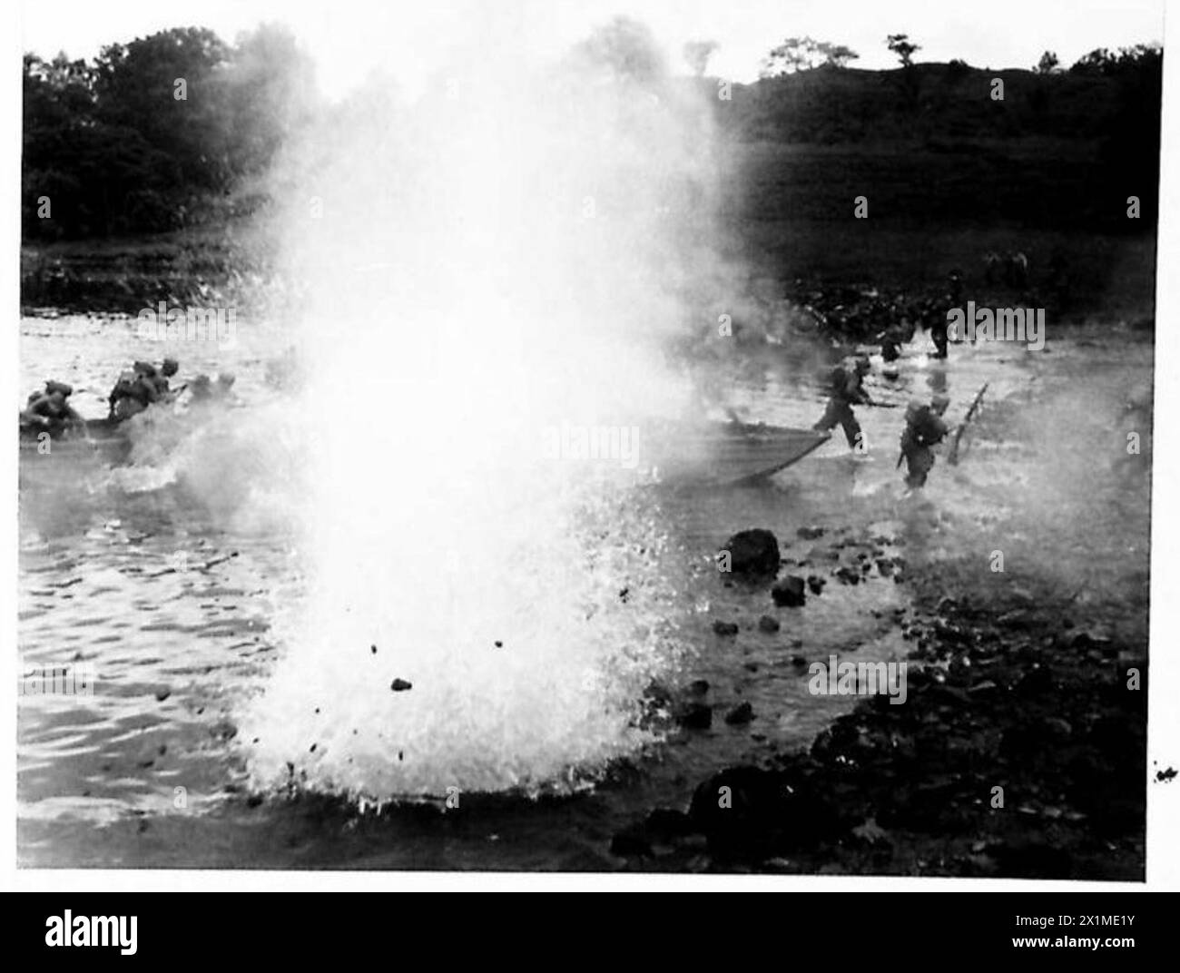Les troupes de Commando françaises libres s'entraînent dans un dépôt de commando, pratiquant des débarquements opposés à partir d'engins d'assaut sous le feu ennemi simulé pour attaquer les défenses de plage et l'artillerie côtière de l'armée britannique. Banque D'Images