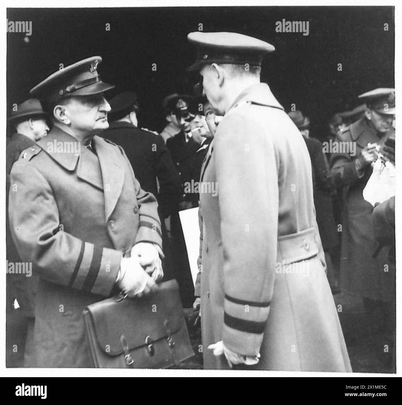 Le major-général Russell P. Hartle, commandant les troupes américaines, rencontre le major-général E. Chaney en Ulster lors du débarquement des forces américaines de l'armée britannique. Banque D'Images