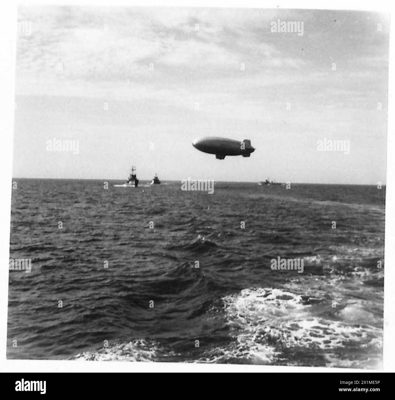 Un blimp de l'US Navy assiste les dragueurs de mines à Venise, agissant comme une plate-forme de repérage de mines, l'armée britannique. Banque D'Images