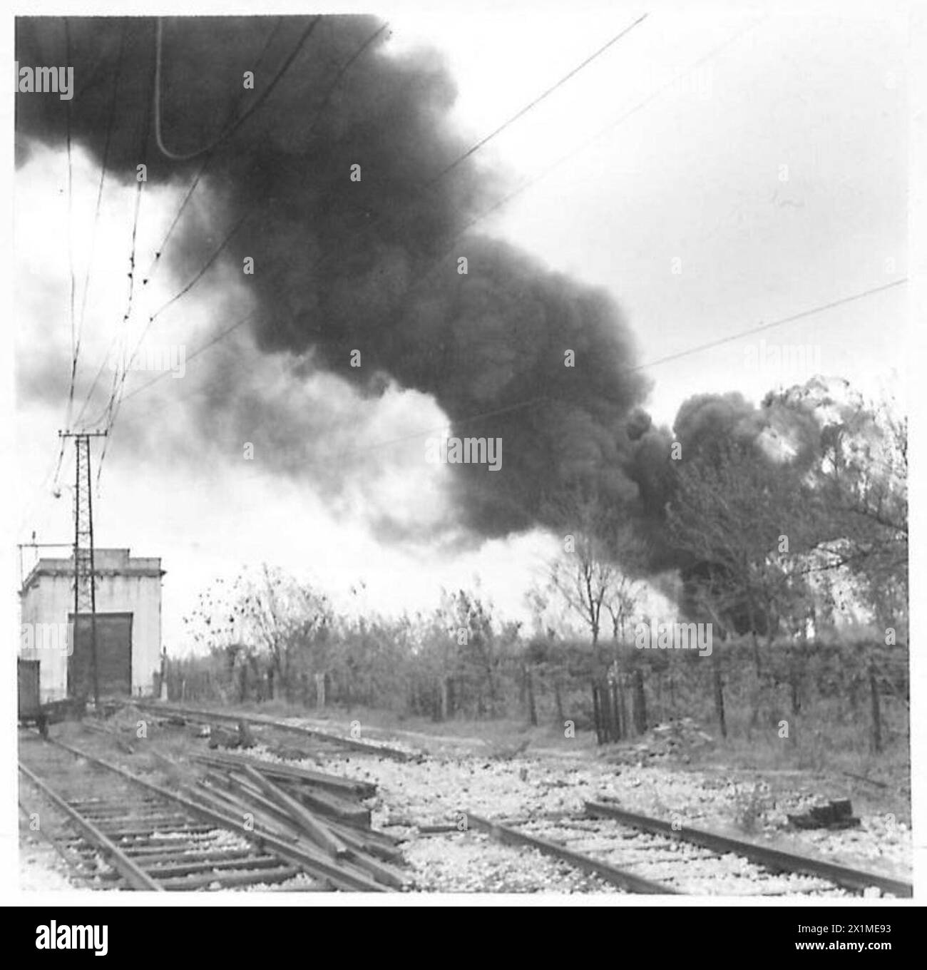 Au cours d'une attaque aérienne ennemie à Aversa, le personnel de l'armée britannique observe une décharge d'essence incendiée, illustrant les effets des bombardements aériens en Afrique du Nord, en Sicile, en Italie, dans les Balkans et en Autriche entre 1942 et 1946. Banque D'Images Au cours d'une attaque aérienne ennemie à Aversa, le personnel de l'armée britannique observe une décharge d'essence incendiée, illustrant les effets des bombardements aériens en Afrique du Nord, en Sicile, en Italie, dans les Balkans et en Autriche entre 1942 et 1946. Banque D'Images