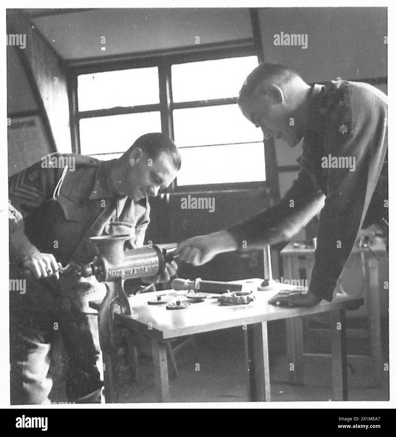 Un étudiant démontre le fonctionnement d'une machine à trancher à un instructeur du War Office Selection Board de l'armée britannique. Banque D'Images