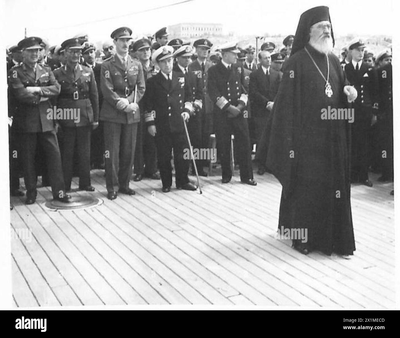 TRANSFERT DU SOUS-MARIN BRITANNIQUE À LA ROYAL HELLENIC NAVY - Archevêque Damaskinos se tient devant un groupe d'officiers supérieurs à bord et AVEROF lors de la cérémonie, armée britannique Banque D'Images