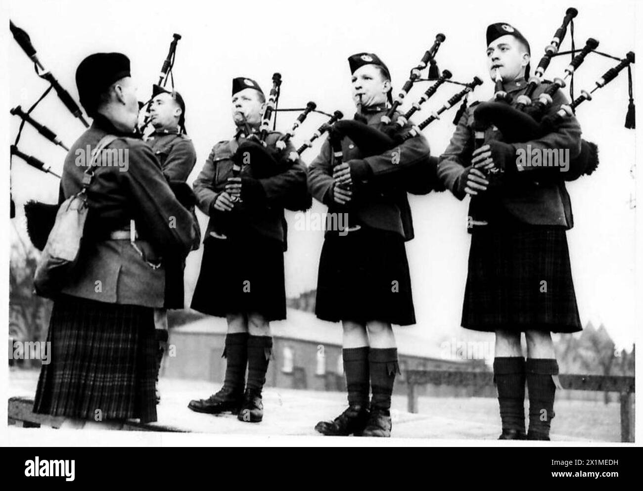 Les hommes des Camerons apprennent à jouer de la cornemuse au centre d'entraînement d'infanterie de l'armée britannique. Banque D'Images